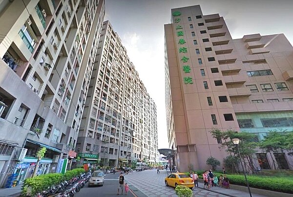 汐止國泰醫院裡頭出入的人時常到對面社區公共空間吸菸,並留下大量菸蒂,造成社區住戶心生不滿。圖/截自google map