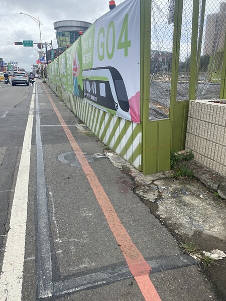 桃園市八德市民近期抱怨,主要幹道介壽路上的停車格陸續被取消,想逛個量販店都找不到車位。交通局表示,確實因捷運施工取消介壽路上43個停車格。圖/桃園市政府交通局提供
