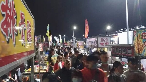 台中市「總站夜市」前天未經許可開幕,吸引大批人潮,經濟發展局長張峯源上午也明指該夜市存有4大問題待解決,否則今晚會持續蒐證,不排除開罰。圖/本報系資料照片
