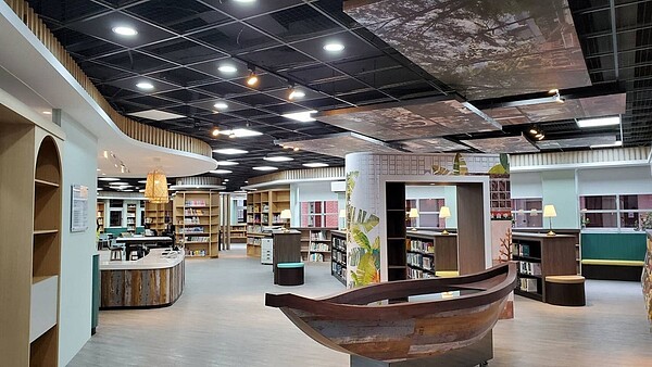台北市建成國中圖書館。圖/台北市教育局提供