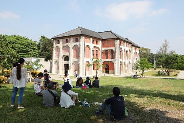 台南山上花園水道博物館慶祝開園一週年，11日當天下午迎來第70萬名入園遊客。圖／台南市政府提供