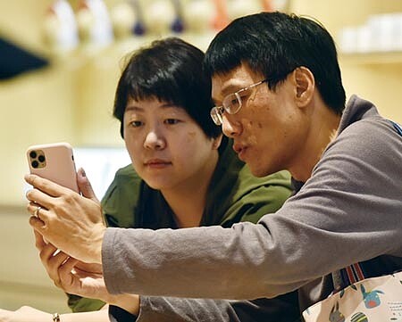 電信業看好iPhone12推升5G用戶數。圖為去年i11開賣首日顧客前往電信門市。圖/本報資料照片