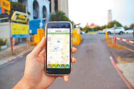 高市府交通局推出的「高雄好停車APP」將全高雄有導入智慧停車管理服務的公營停車場相關資訊置入APP當中，讓民眾遠距離就可以得知停車場的剩餘格位等資訊。（洪浩軒攝）