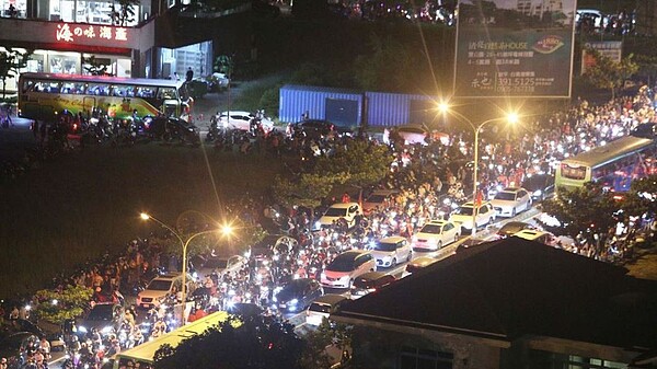 國慶焰火在台南市安平登場，現場由於湧入人數實在太多，一時難以疏散，造成整個安平地區到處大塞車，從高空往下看可見滿滿的排隊人潮等待接駁車。 記者劉學聖／攝影