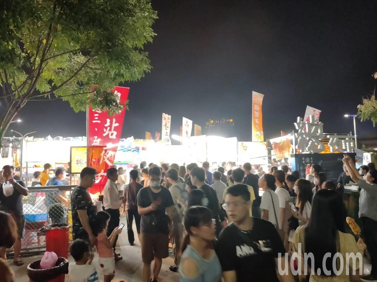 台中市總站夜市國慶連假開張3天造成交通混亂、停電等衝擊，還因被查出無照營業而被斷電和罰鍰6萬元。記者黃寅／攝影