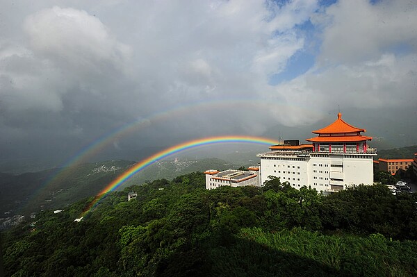 12日在天氣條件配合下,讓文化大學彩虹持續了兩小時。圖/取自《中國文化大學》臉書