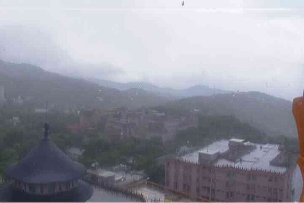 因為天公不作美,無緣再創長時間彩虹奇景紀錄。圖/截自校內監視畫面