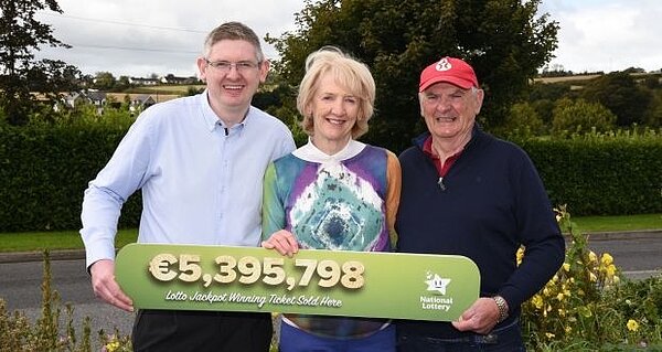 開出頭獎的投注站員工,開心舉牌慶祝。圖/取自irishtimes