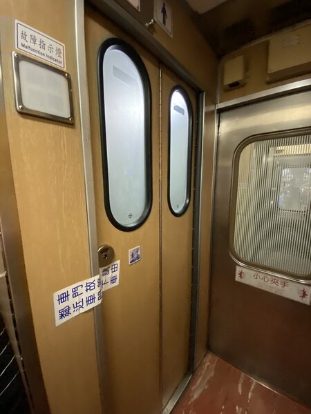 台鐵南迴一班373次列車昨由彰化發車開往台東，未料，旅客竟發現列車上廁所都貼上封條禁止使用。記者尤聰光／翻攝