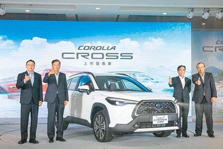 和泰汽車宣布TOYOTA COROLLA CROSS新車上市，左起和泰車總經理蘇純興、董事長黃南光、國瑞汽車董事長長沼一生、總經理林永裕。 （黃琮淵攝）