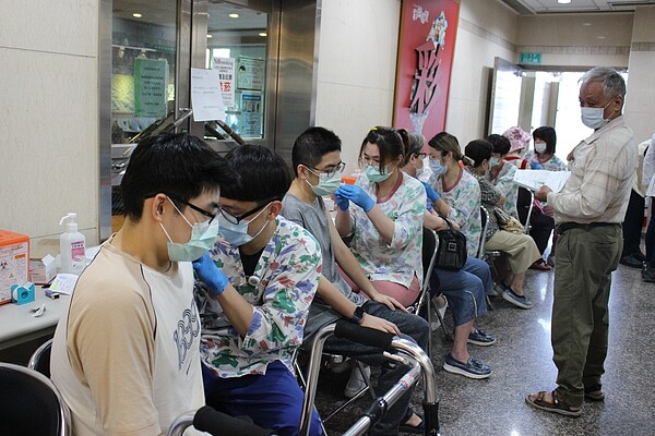 彰化基督教醫院昨有許多民眾排隊等著施打公費流感疫苗。記者林敬家/攝影