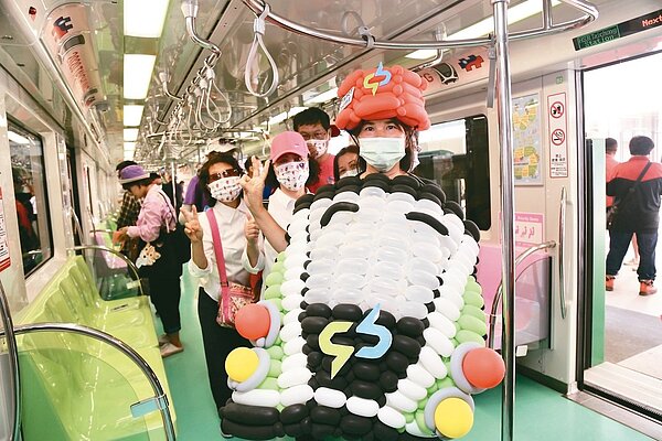 中捷綠線國慶日市府站「開箱」搶先讓市民拍照、體驗列車。記者喻文玟/攝影