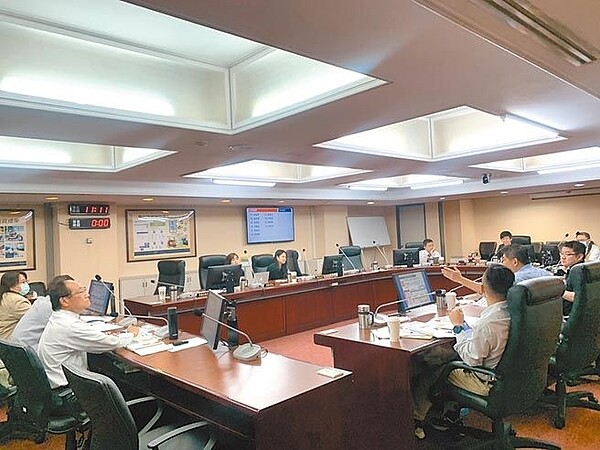 北市議會交委會昨進行專案報告,議員李明賢披露大南客運承德幹線成最危險公車。(張薷攝)