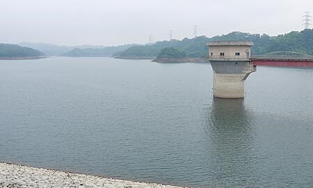 桃竹苗地區水庫蓄水逐漸下降,供水情勢轉趨吃緊,經濟部決定14日起實施離峰時段減壓供水,圖為蓄水率尚有6成3的寶二水庫。(陳育賢攝)