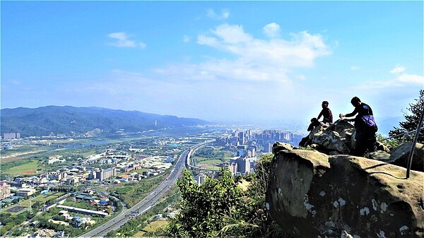 新北市盤點土城、樹林、三峽、鶯歌等10條淺山路線，推出「微笑山線10條散策路線」手冊，圖為三峽淺山健行步道／新北觀旅局提供