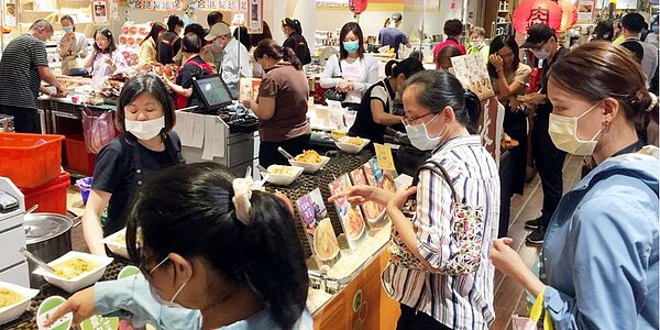 百貨周年慶開打,龍頭新光三越將加入戰局,搶攻疫後報復性消費商機。圖/本報資料照片