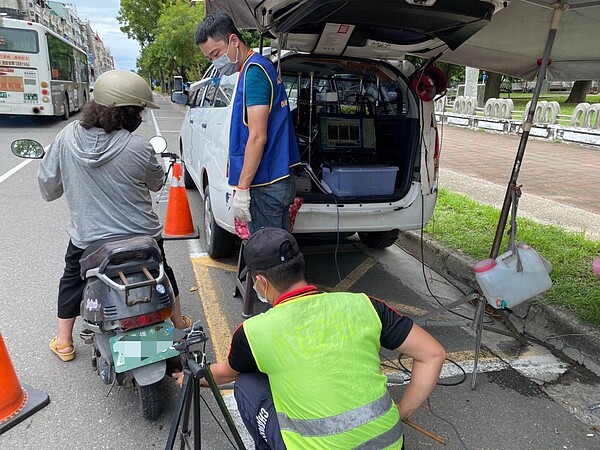 高雄市環保局稽查人員在左營大路攔檢二行程機車,檢查排氣。 圖/高雄市環保局提供