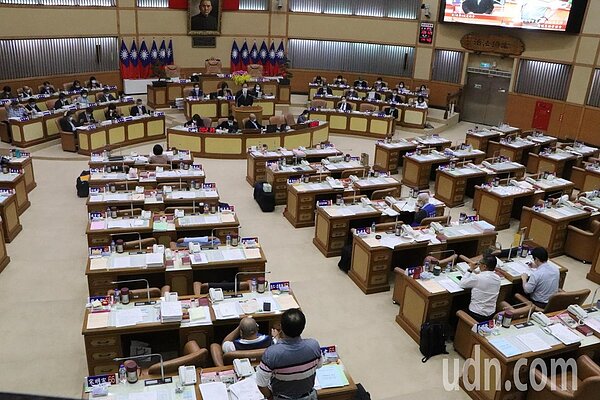 新北市議會12日舉行一至六審聯合業務報告及質詢。記者吳亮賢/攝影