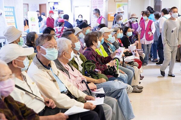 公費流感疫苗七天內已接種197.6萬劑,就算其中三天連假導致施打數量驟降,仍比去年同期多打了26.8萬劑。圖/聯合報系資料照片