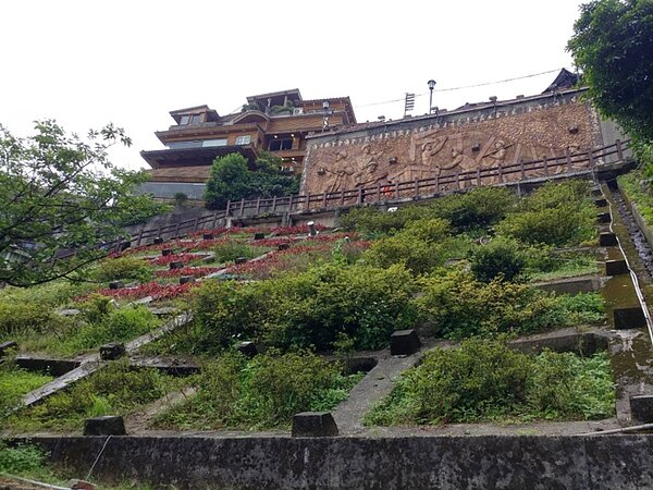 施作地錨格梁保護邊坡。圖/新北農業局提供