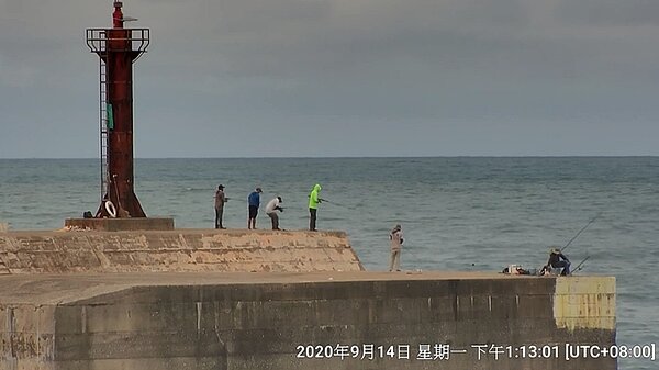 違法垂釣。圖/新北市政府提供