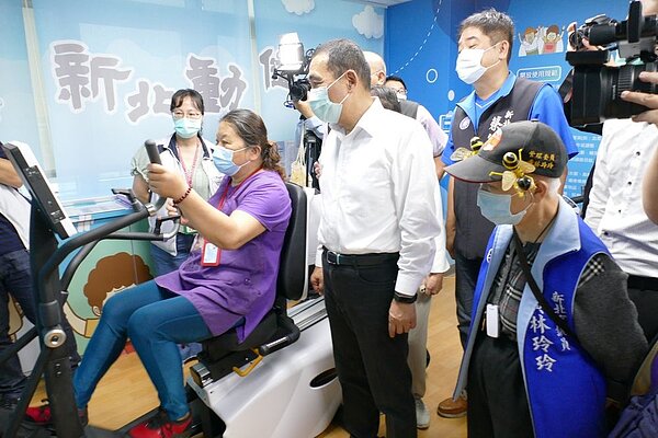 侯友宜視察新莊智能衛生所2樓的長者運動樂活場域。圖/新北市政府衛生局提供