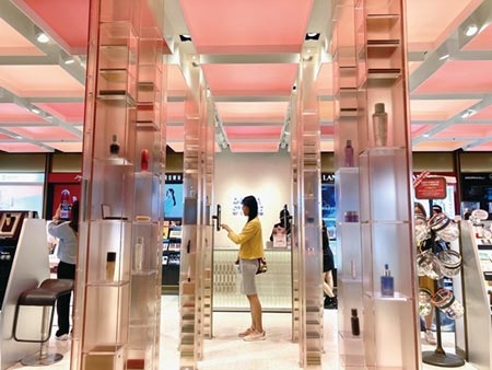 新光三越電商beautySTAGE實體首號店，以AR、數位陳列與小包裝商品創新營運模式，開啟未來新零售。圖／李麗滿