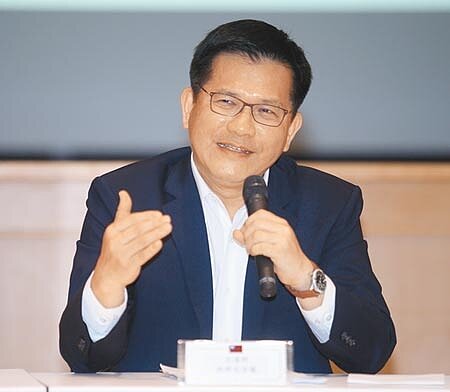 北北基軌道路網政策溝通平台13日首次開會,達成基隆輕軌升格為中運量捷運、與民生汐止線整合等5點共識,記者會上,交通部長林佳龍(見圖)表示,這次的「北北基軌道路網政策溝通平台」是個創舉,也是首次由交通部長召集3個城市首長坐下來的平台。(陳怡誠攝)