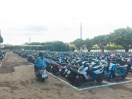 元智大學機車停車場遷移位置，距離校園教室遠，學生直呼不方便。（呂筱蟬攝）