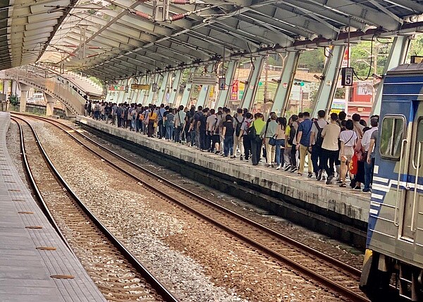 台鐵汐止站上班時段常見「超恐怖的上班部隊」，大批通勤族排在狹長的月台等待出站。圖／讀者提供