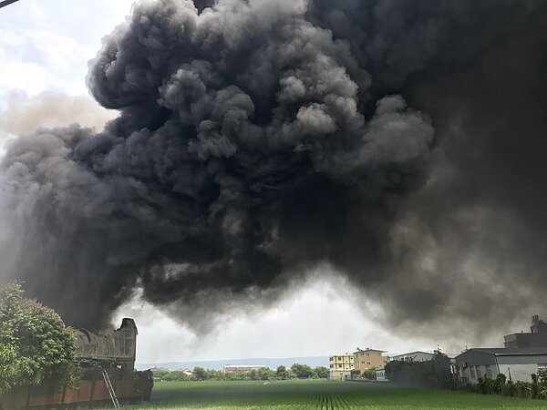 今年10月11日彰化縣埔鹽鄉發生農地違章工廠大火。圖/消防員工作權益促進會提供