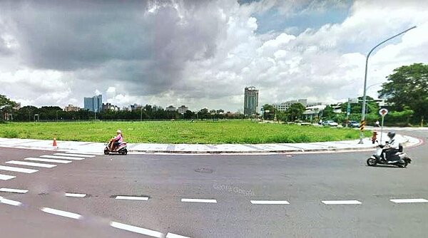 位於南市東區平實營區平實路、裕永路口四面臨路約3994.6坪住五基地，底價高達10億4586.7萬元，每坪底價約26.18萬元。圖／翻攝Google街景