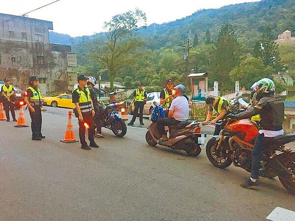 新北市新店警分局會同環保局多次在北宜公路執行「環警聯合稽查暨防制危險駕車勤務」。（新店警分局提供／葉書宏新北傳真）