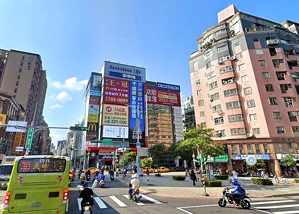 北市量販宅交易量排名第二名的是位在萬華區的「家樂福桂林店」,周邊房價約54.5萬/坪。圖/截自google map