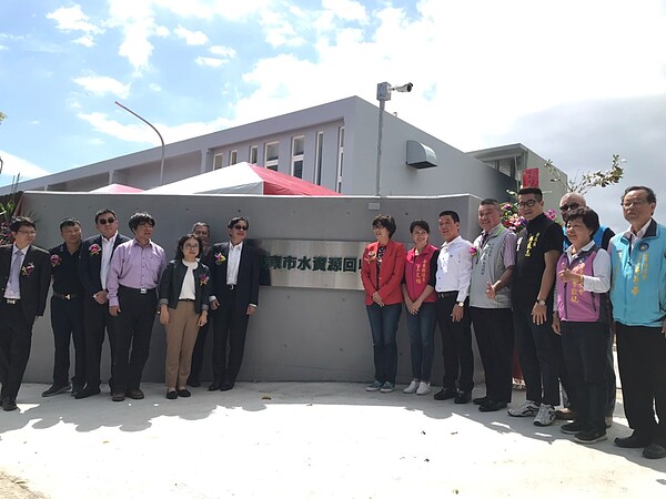 內政部次長邱昌嶽(左6)在臺東縣長饒慶鈴(右7)邀約下,參加「臺東市水資源回收中心」第一期新建工程竣工典禮