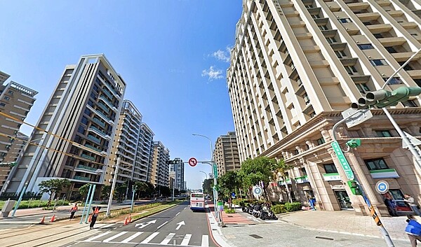 濱海路一段、新市一路三段、淡金路二段及中山北路等路段,鄰近「家樂福淡新店」房價僅二字頭,吸引首購族置產。圖/截自Google map