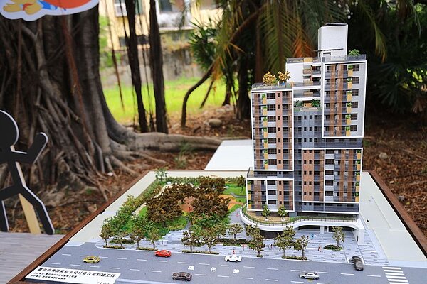 「蔣公行館變社宅」台中東區東勢子社宅開工,盧市長: 保留老樹建構生態好宅。圖/台中市政府都市發展局提供