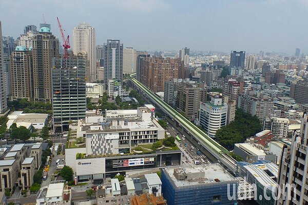 大台中房市交易動態資訊平台提出示警,今年全台前三季大型土地及商用不動產搶進台中住宅及商辦市場買氣「爆棚」,圖為台中市區大樓林立。記者趙容萱/攝影
