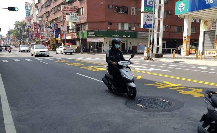 台南市嚴格要求8米以上路口孔蓋抗滑值需達標,強化騎士交通安全性。圖/台南市工務局提供