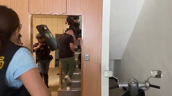 詐騙集團在歐洲蒙特內哥羅設機房騙大陸人,刑事局查出呂姓、林姓男子涉嫌在台招募機手,赴新竹縣搜索拘提林。(聯合報記者李奕昕/翻攝)