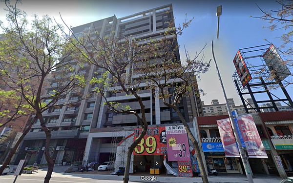 桃園龜山長庚商圈「華麗新貴NO2」社區,因建商欠債,還沒交屋,整棟65戶全部淪入法拍。 圖/取自google