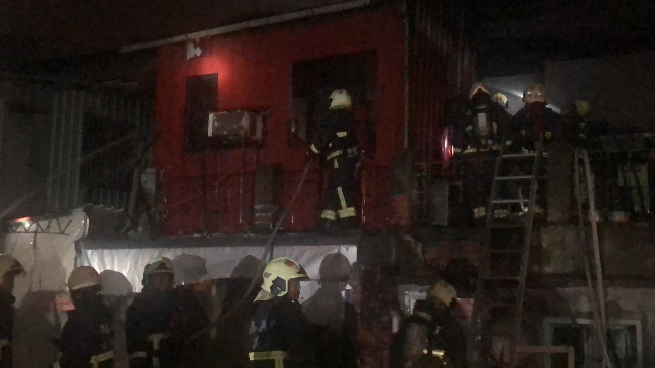 嘉義市一處鐵皮屋大火，消防員搶救。記者李承穎／攝影