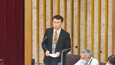 針對澄清湖棒球場的營運,高巿府運動發展局長侯尊堯14日在議會答詢。(曹明正攝)