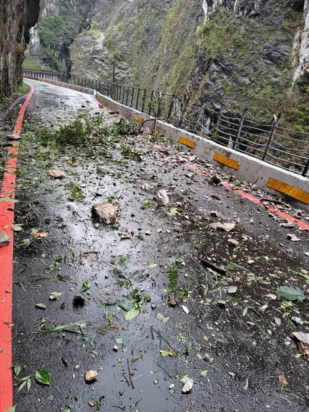 豪雨影響，太魯閣國家公園燕子口步道掉下大量落石，昨天緊急封閉維修。圖／太管處提供
