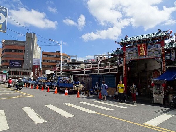 市府改善都城隍廟周邊排水系統,攤商配合自拆招牌讓「西轅門」三字再現。圖/新竹市政府工務處綜合工程科提供