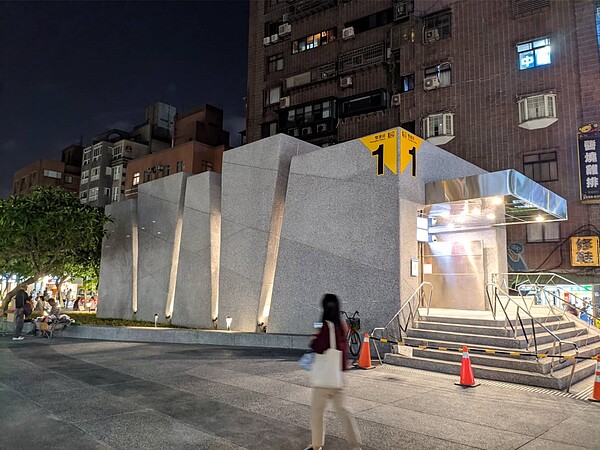 夜晚的雙連站1號出口別有一般風味。圖/台北捷運公司提供