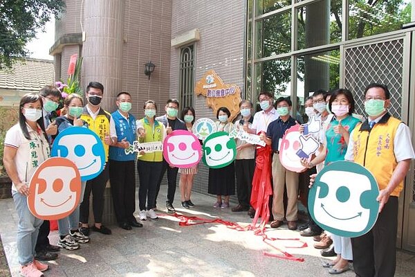 教育局於今年起於東山區東山國小設置「東山區數位機會中心」，10月15日正式揭牌