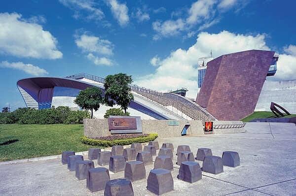 新北市立十三行博物館「山水八里—八里人文與自然特展」，展出多件觀音山打石產業相關文物，呈現八里地區石藝文化的榮景。（圖／台北旅遊網提供）