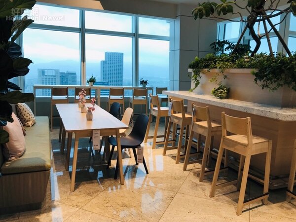 台北101大樓35樓的休憩空間「Sky Park」的家具，都是跟IKEA承租。好房網News記者李彥穎攝
