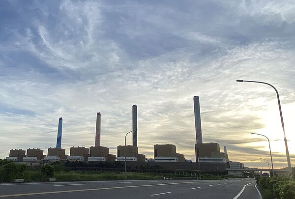 台中火力發電廠預計2025年2部燃氣機組上線後，以2氣6煤模式運轉，減少空汙排放量。記者趙容萱／攝影 